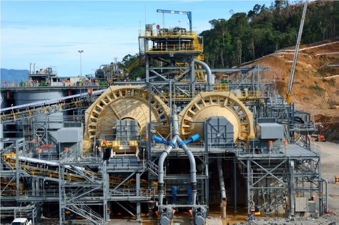 Mineral processing plant with two grinding mills and surrounding steel structure